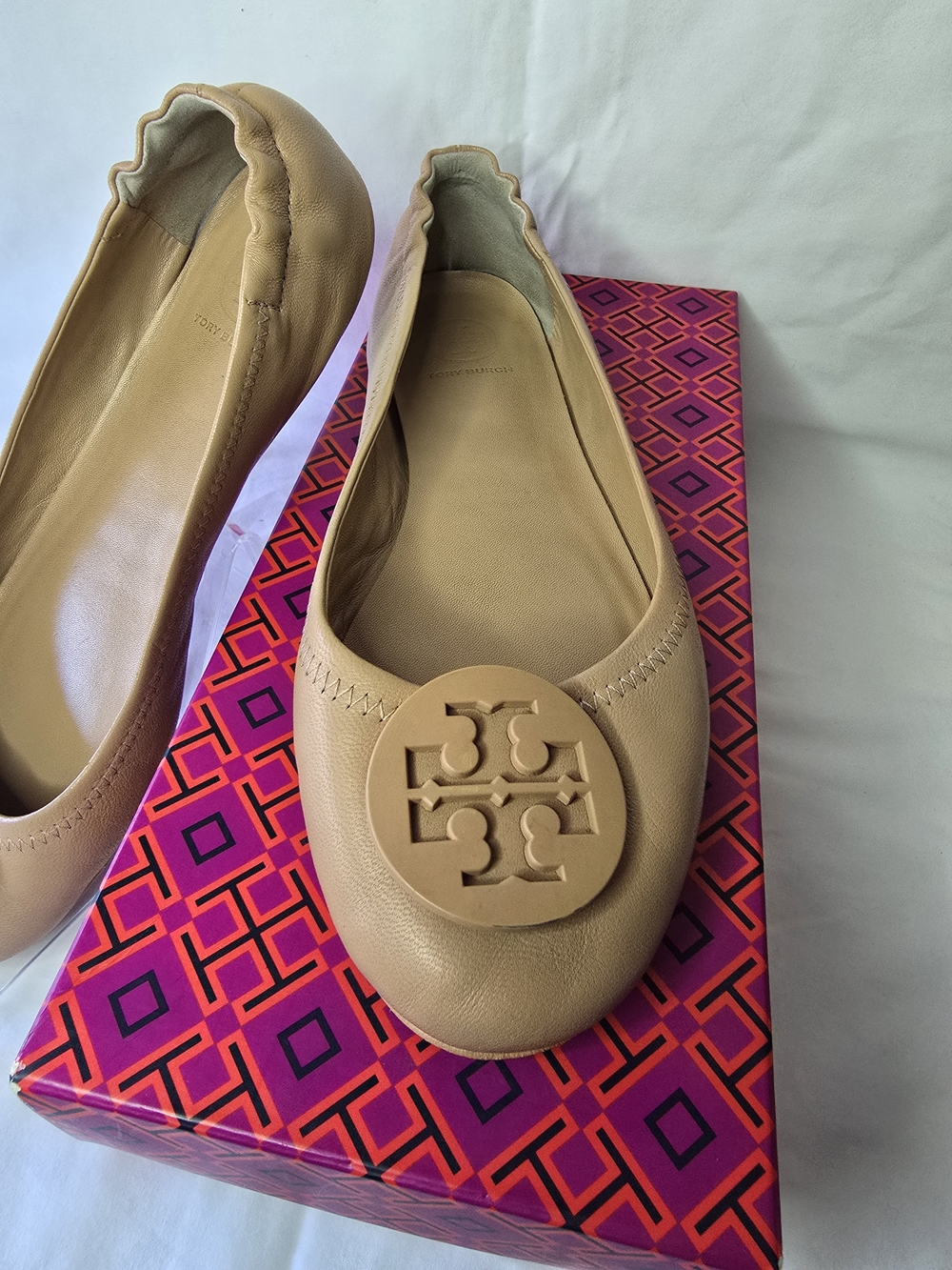 Tory Burch 8.5 Light Oak Logo Round-Toe Ballet Flats - Picture 3 of 10